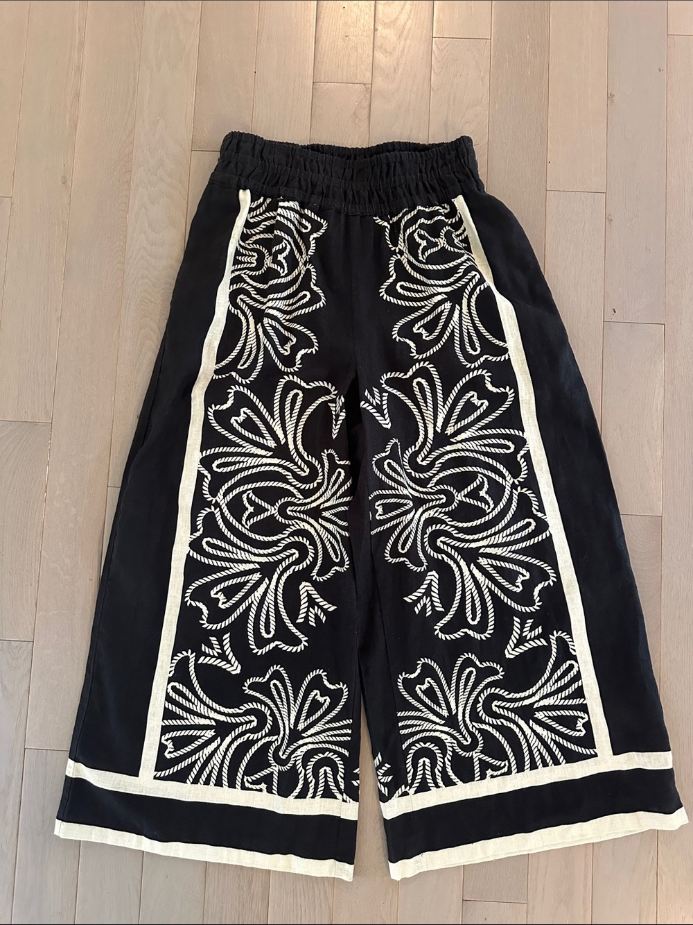 Anthropologie Two piece- Set linen with Cream Embroidery - Picture 5 of 7
